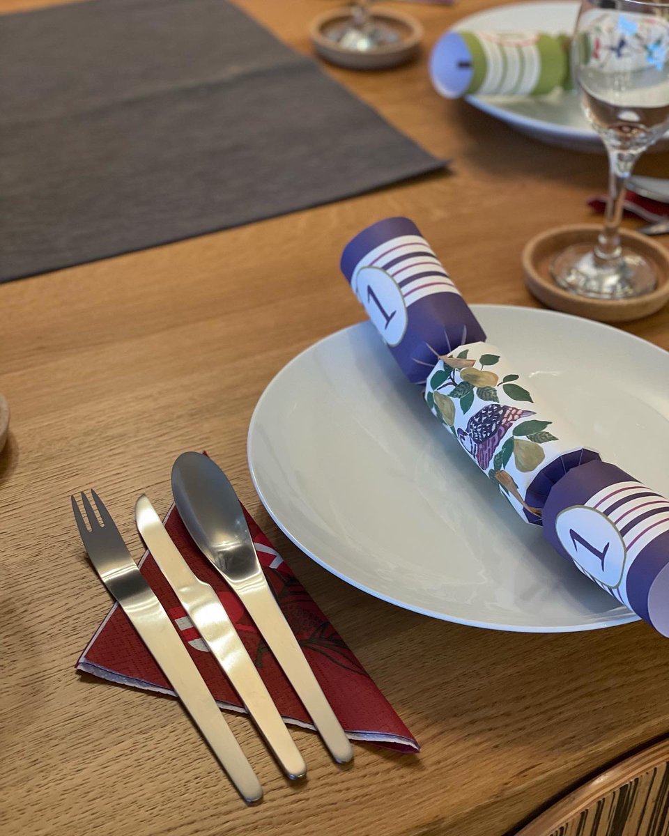 Welsh_PA's tweet image. So our Scandi festive table is looking good! 🍴🎄🎅🏻🇩🇰
#christmas #festivetable #hygge #georgjensen #reindeerpelt #danish