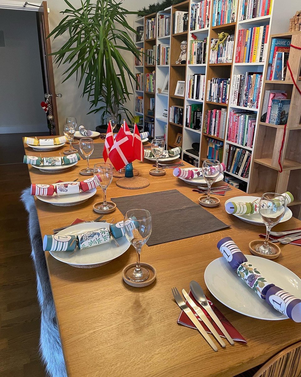 Welsh_PA's tweet image. So our Scandi festive table is looking good! 🍴🎄🎅🏻🇩🇰
#christmas #festivetable #hygge #georgjensen #reindeerpelt #danish