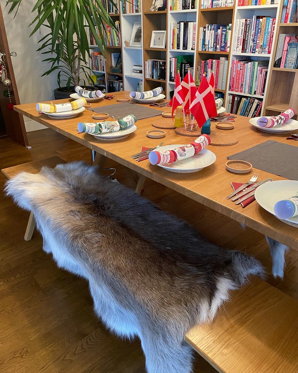 Welsh_PA's tweet image. So our Scandi festive table is looking good! 🍴🎄🎅🏻🇩🇰
#christmas #festivetable #hygge #georgjensen #reindeerpelt #danish