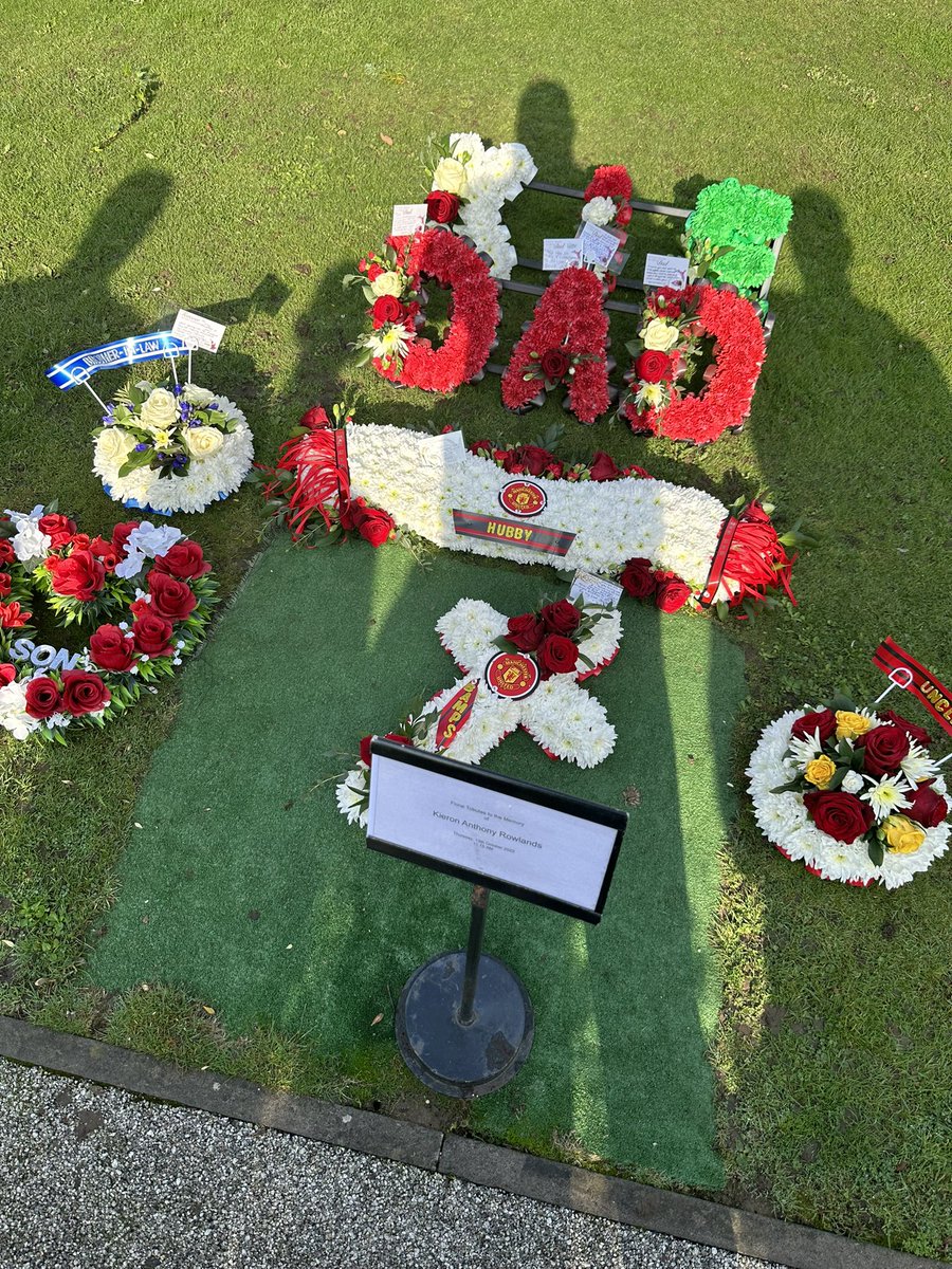 Rowlands2019's tweet photo. Happy heavenly Christmas dad I miss you so much it just don’t feel like Christmas anymore and don’t think it ever will sleep tight big man till we meet again I love you dad 🥹💔💙🙏🏽 #heavenlychristmas #ripfather https://t.co/goeVXxVd7t