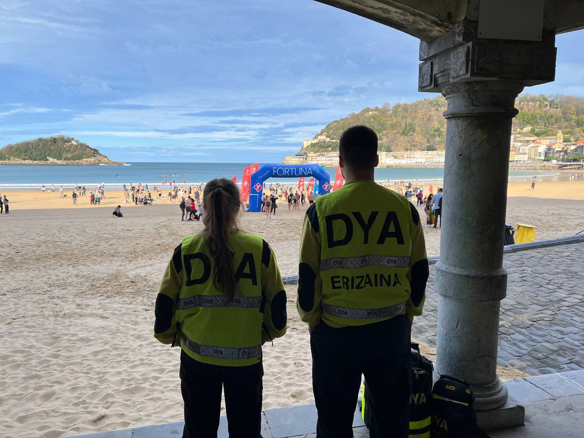 DYAGipuzkoa's tweet photo. Donostiako Kontxapuzoian gaude osasun estaldura ematen anbulantzia batekin. Eguberri on! 🎄

Estamos en el Kontxapuzon de #Donostia, dando cobertura sanitaria con una ambulancia. ¡Feliz navidad! 🎄 https://t.co/y9s0oopRWd