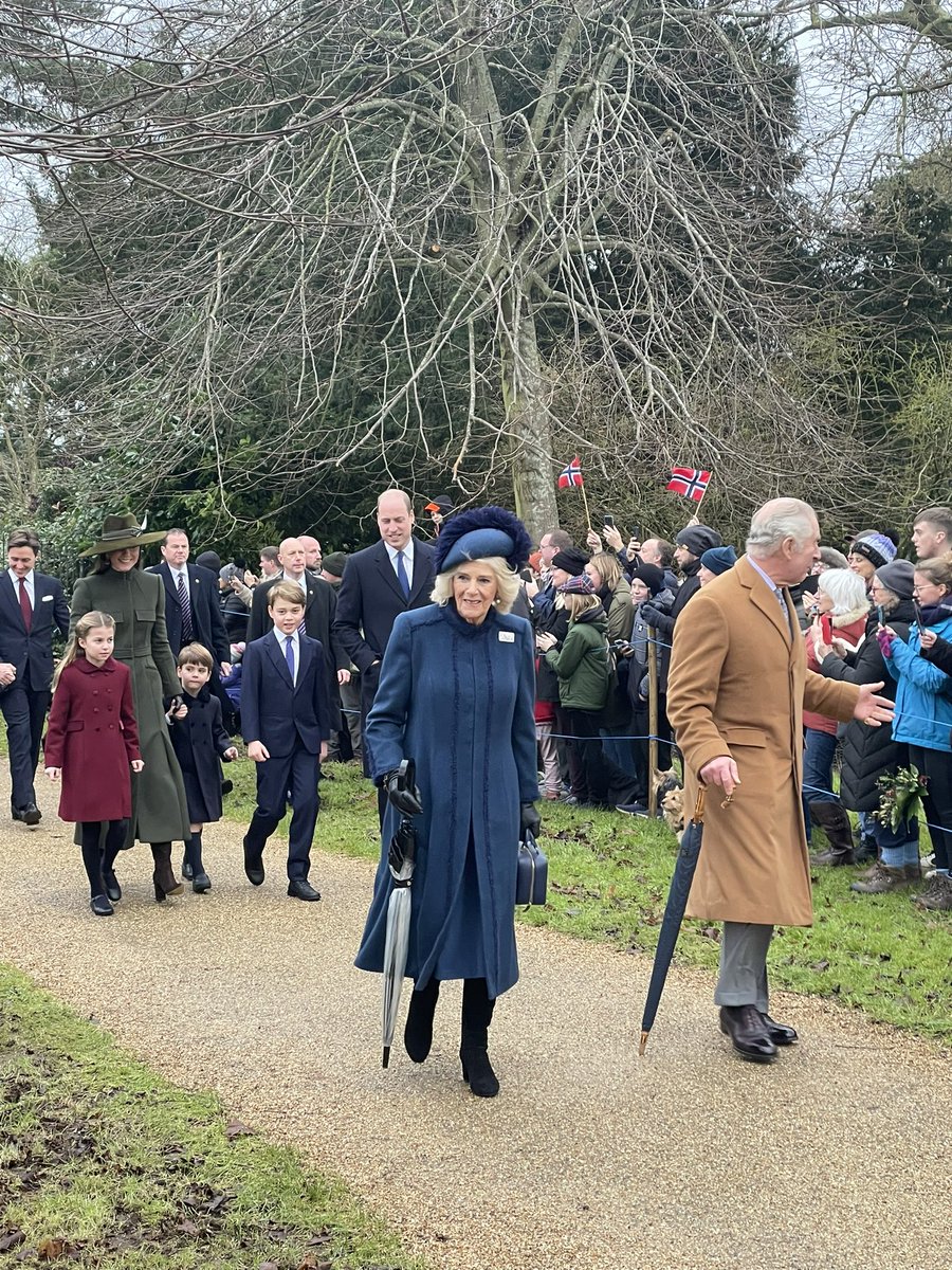 G0491's tweet photo. #kateandwill #christmasday #sandringham https://t.co/CCUjxleBD5