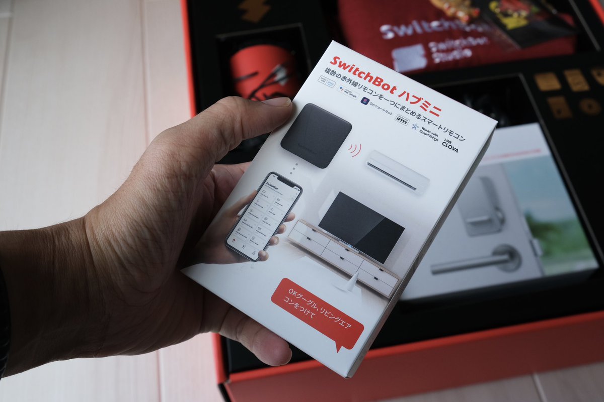 chasuke__'s tweet photo. 今年もあと少し🎄
クリスマスということで、SwitchBotのオリジナルグッズ盛り盛りのプレゼントいただきました。嬉し。 https://t.co/UdwNn8RPTZ