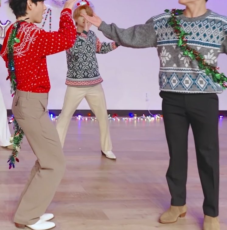 gukbui's tweet photo. 🎅🎄🪅 https://t.co/PCIdSVID02