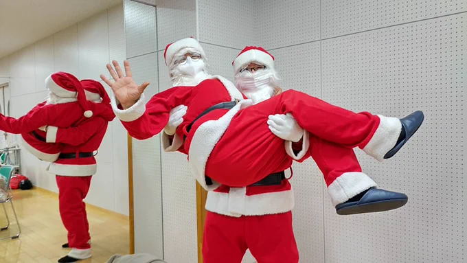 ふぉふぉ～今年のクリスマスは如何でしたか～?世にも奇妙なマスク姿のサンタとサンタをお姫さま抱っこするサンタです(どちらもミず鬼ずムのドラドです、 ふぉふぉ～)#冬の創作クラスタフォロー祭り#いいねかRTで気になった人フォローする#クリスマス #サンタ 