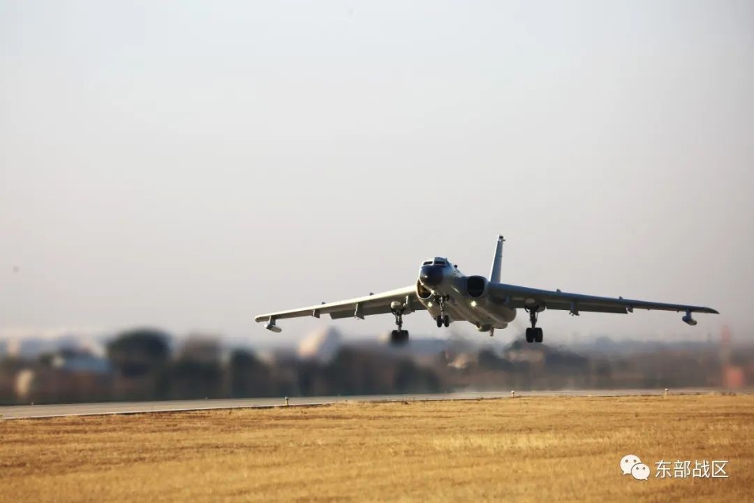 FutureZ24786293's tweet photo. 【东部战区位台岛周边海空域组织诸军兵种联合战备警巡和联合火力打击演练】
12月25日，中国人民解放军东部战区位台岛周边海空域组织诸军兵种联合战备警巡和联合火力打击演练。这是针对当前美台升级勾连挑衅的坚决回应。战区部队将采取一切必要措施，坚决捍卫国家主权和领土完整。
#台湾 #PLA #China https://t.co/RcDfQ0D3Yf