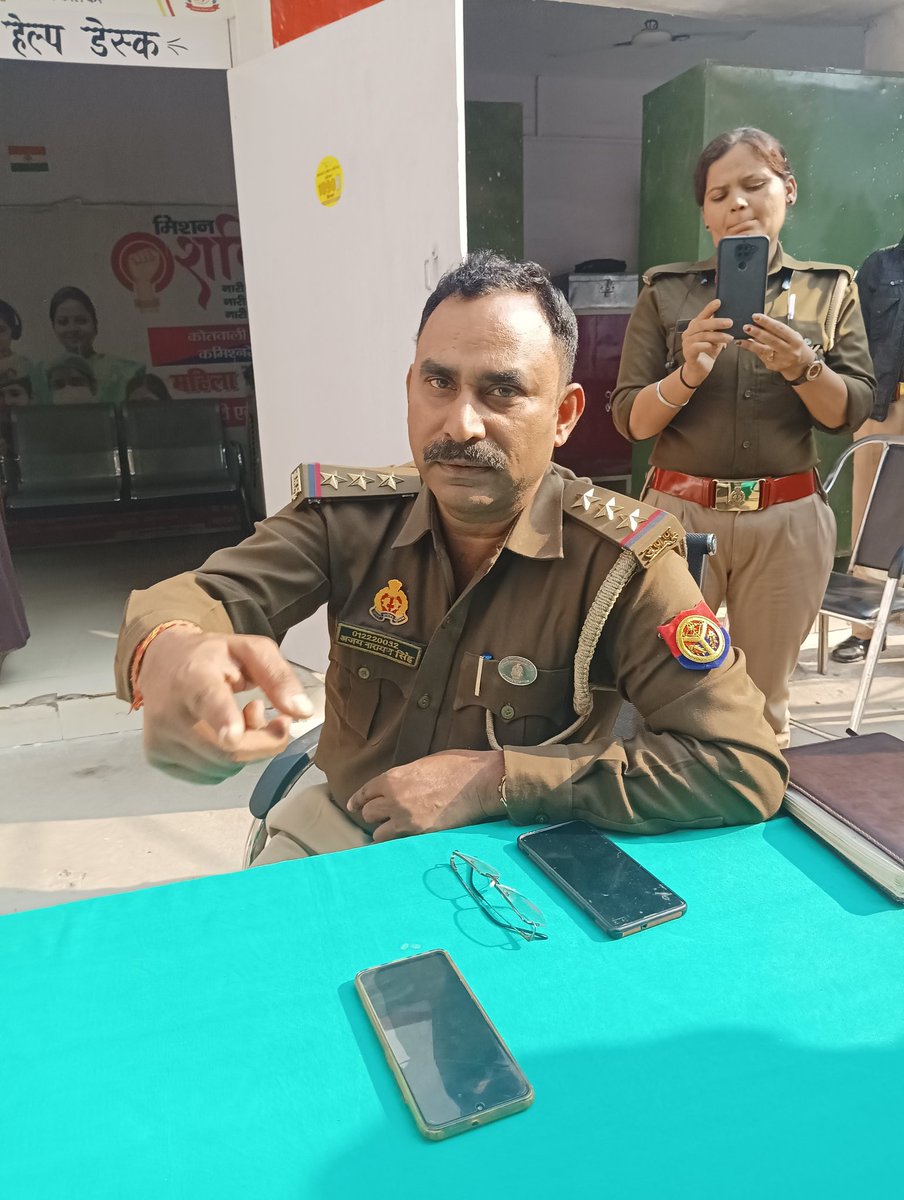 aayushi_2597's tweet photo. Insaaf ki guhaar aam janta kisse lagaye jab police prashaasan hi batameezi par utar aaye.@narendramodi @PMOIndia @YogiOnceAgain @AmitShah @DCP_South @dcpcentrallko @lkopolice @dcp_north @DCPWEST1 @east_dcp @LkoCp @Dcp_CAWAS https://t.co/ilGBS8hhzU