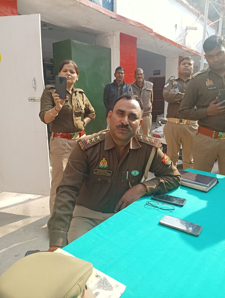 aayushi_2597's tweet photo. Insaaf ki guhaar aam janta kisse lagaye jab police prashaasan hi batameezi par utar aaye.@narendramodi @PMOIndia @YogiOnceAgain @AmitShah @DCP_South @dcpcentrallko @lkopolice @dcp_north @DCPWEST1 @east_dcp @LkoCp @Dcp_CAWAS https://t.co/ilGBS8hhzU