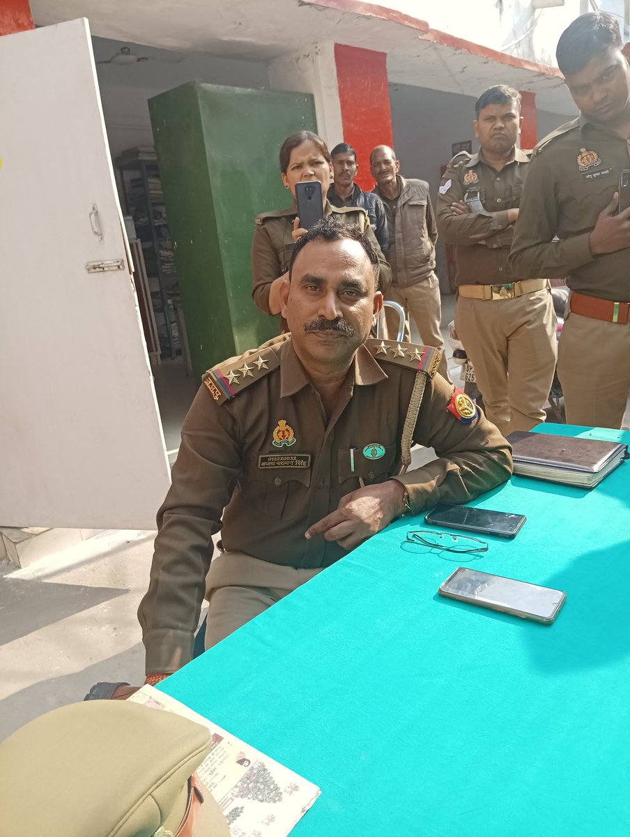 aayushi_2597's tweet photo. Insaaf ki guhaar aam janta kisse lagaye jab police prashaasan hi batameezi par utar aaye.@narendramodi @PMOIndia @YogiOnceAgain @AmitShah @DCP_South @dcpcentrallko @lkopolice @dcp_north @DCPWEST1 @east_dcp @LkoCp @Dcp_CAWAS https://t.co/ilGBS8hhzU