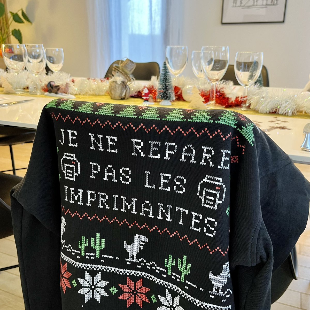 lesjoiesducode's tweet image. Joyeux Noël à toutes et à tous 🎄✨ Pensée pour celles et ceux qui malgré qu’ils aient ce pull diront quand même « bon allez, montre-moi ton truc vite fait là » 😊