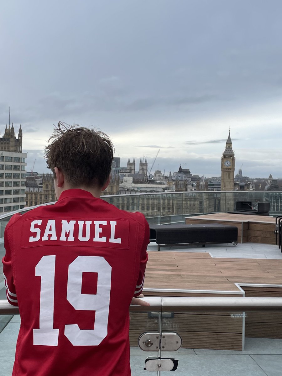 fundy626's tweet photo. Merry Christmas from London. cc: ⁦@19problemz⁩ 
Go Gamecocks! https://t.co/aALGTrtGzo