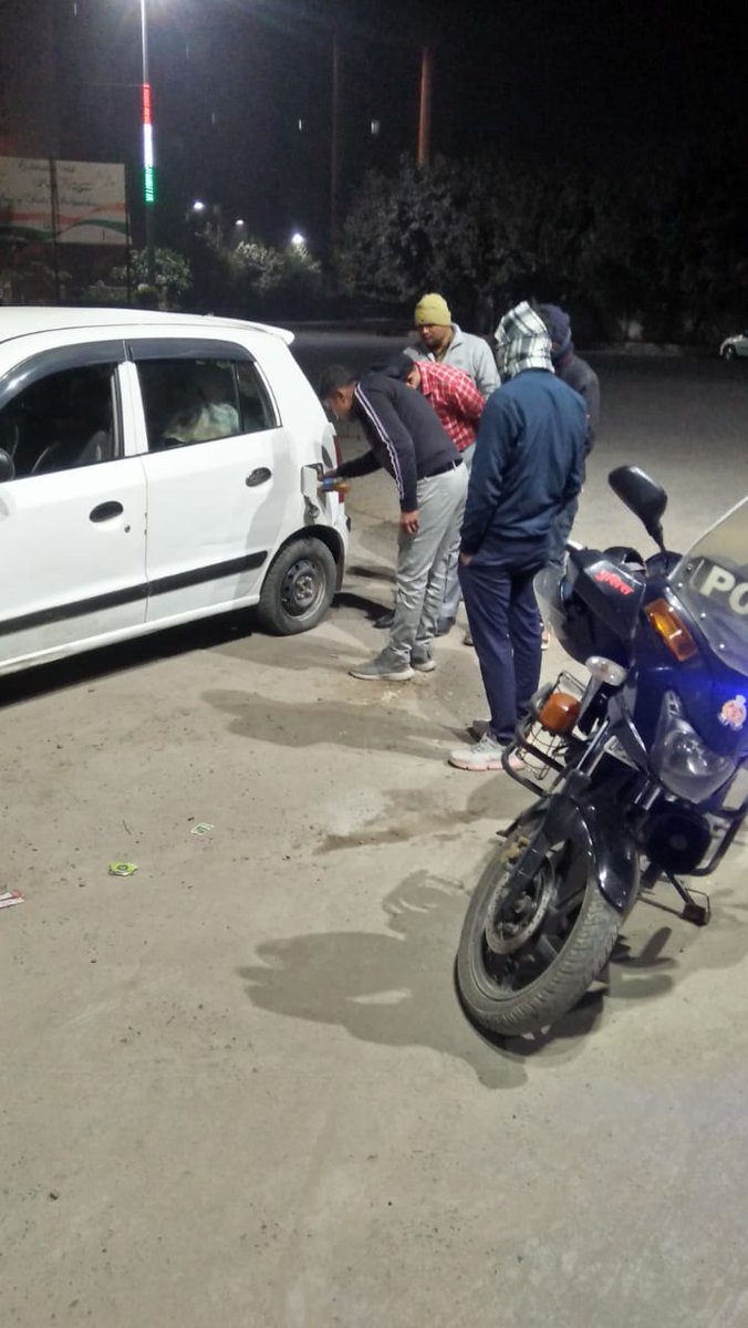थाना एक्सप्रेसवे क्षेत्रान्तर्गत रात्रि के समय कार से परिवार सहित जा रहे वाहन चालक की कार का पेट्रोल सुनसान स्थान पर खत्म होने की सूचना डॉयल 112 पर देने पर तत्काल पुलिस द्वारा मौके पर पहुंच कर पेट्रोल की व्यवस्था करायी गयी। कॉलर द्वारा #NoidaPolice को धन्यवाद करते हुए जताया आभार।