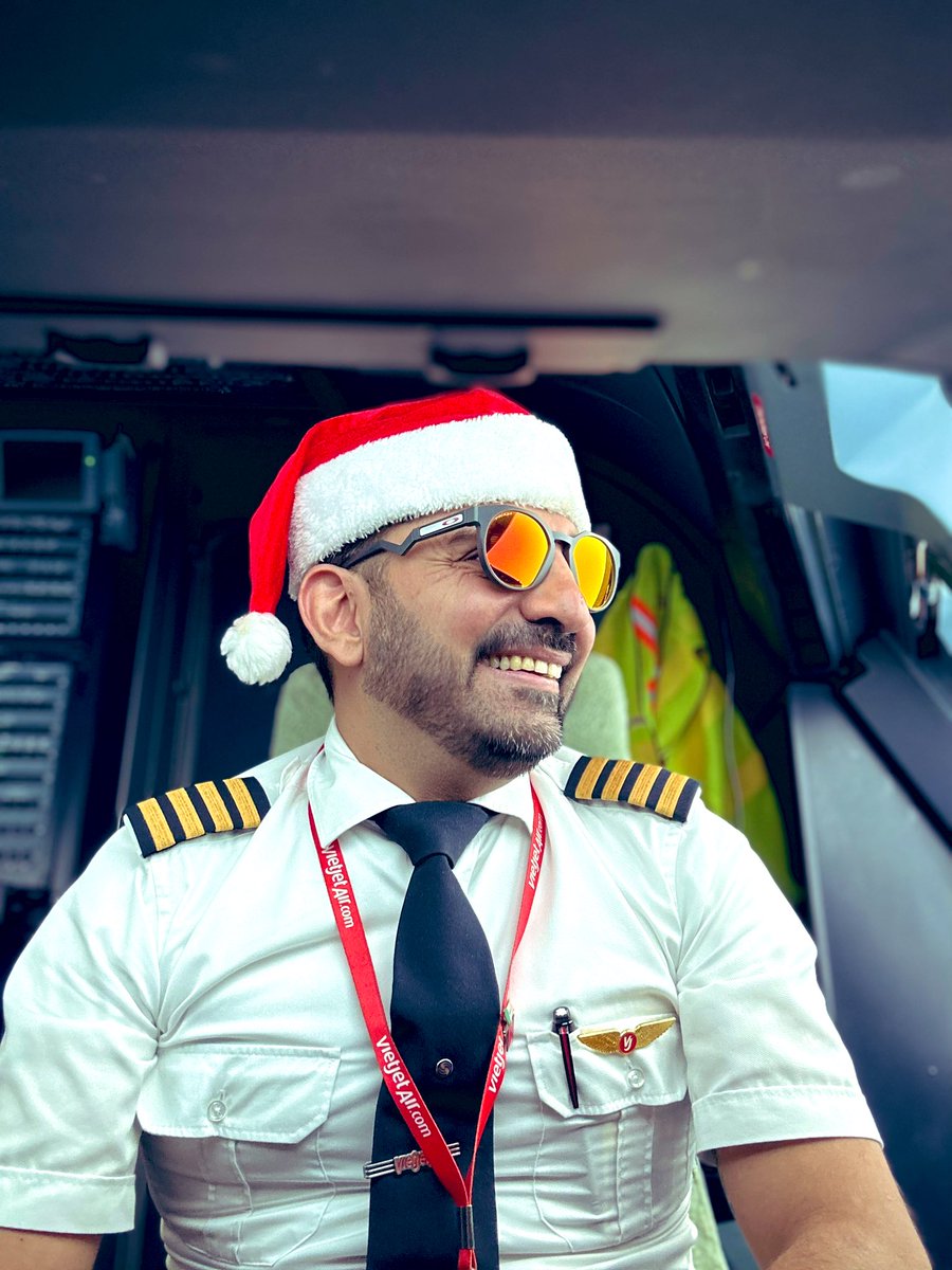 I_Aneesh's tweet photo. Flying passengers to their loved ones this holiday season.
Happy holidays to you & your loved ones! May the coming year be kind to you all 🙏🏽 #MerryChristmas #lifeofapilot #weareaviation https://t.co/8GSB0Ux1ig