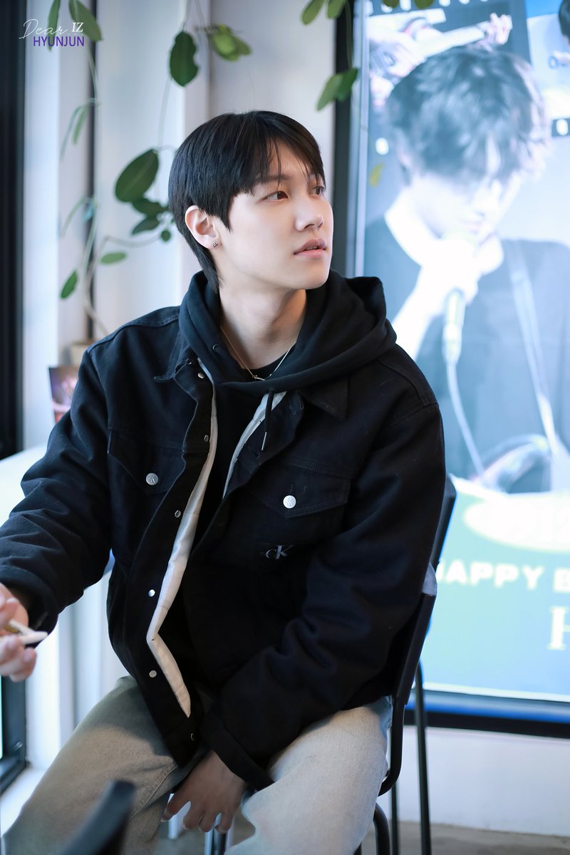 IZ_DearIZ's tweet photo. 221220 아이즈(IZ) 현준
...💚
#현준 #HYUNJUN #아이즈 #IZ #이현준 #BANDIZ #guitar 
#이현준_너로_피어나는_겨울 https://t.co/8abFvUC7QW