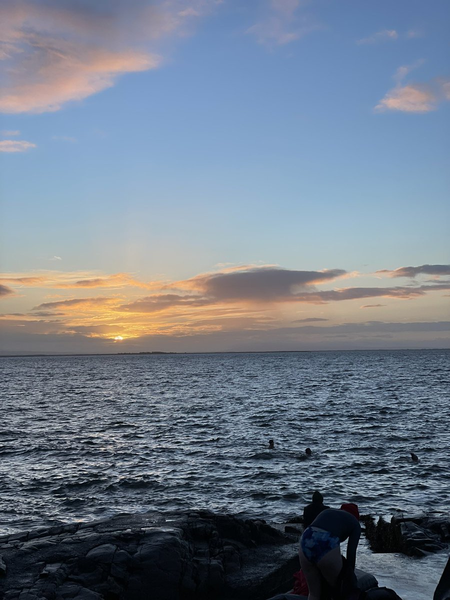 UniOfGalwaySU's tweet image. 🌊🎄🥳

#BravingTheCold #COPEChristmasSwim 
#MerryChristmas