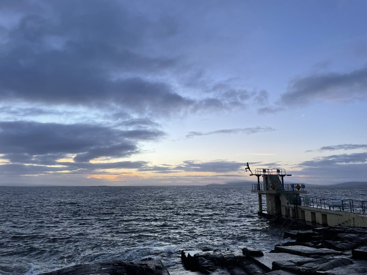 UniOfGalwaySU's tweet image. 🌊🎄🥳

#BravingTheCold #COPEChristmasSwim 
#MerryChristmas