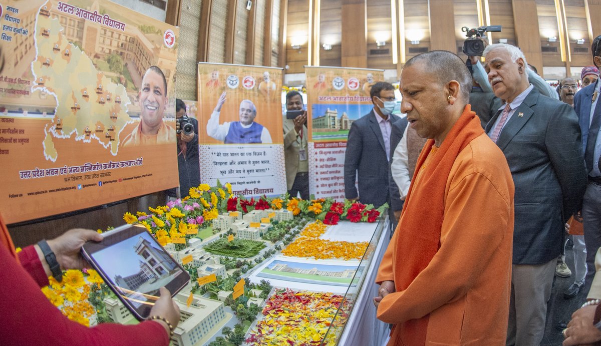 AtalAwasiya's tweet photo. #UPCM @myogiadityanath ने आज पूर्व प्रधानमंत्री 'भारत रत्न' श्रद्धेय श्री अटल बिहारी वाजपेयी जी की जयंती 'सुशासन दिवस' के अवसर पर अटल आवासीय विद्यालय की प्रदर्शनी का शुभारंभ करते हुए ।@cmofficeup @chiefsecyUP @infodeptup @myyogiadityanath #UPCM https://t.co/s1poH2j0El