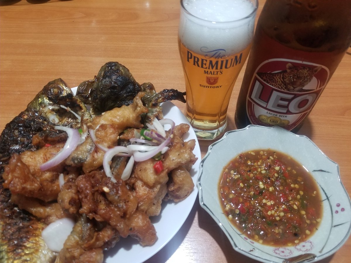 Thunder261's tweet photo. Cheers 🍻
I bought some #beersnack from my local market.
Grilled fish and frog with fried Pla Som accompanied with Jaew Pla Ra sauce👍 https://t.co/l3LkmVgtyw