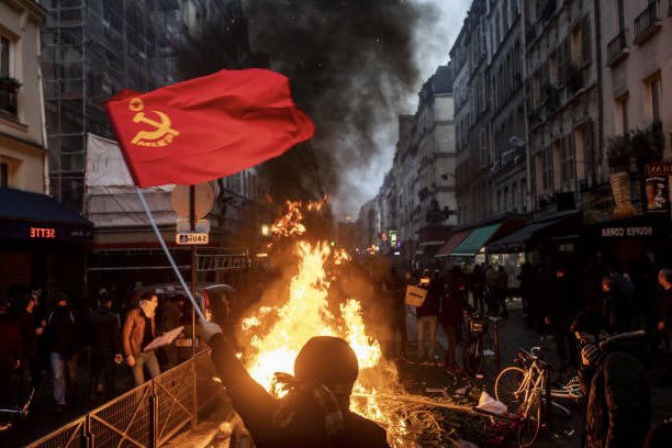 Necip9Pinar's tweet photo. #Paris Bu amk pkk sı kime çalışıyor bell,i degil kimin köpegi tasmasını kim tutuyor belli degil bi amrikanın altına yatıyorlar bir rusyanın https://t.co/U649Z5rcwH