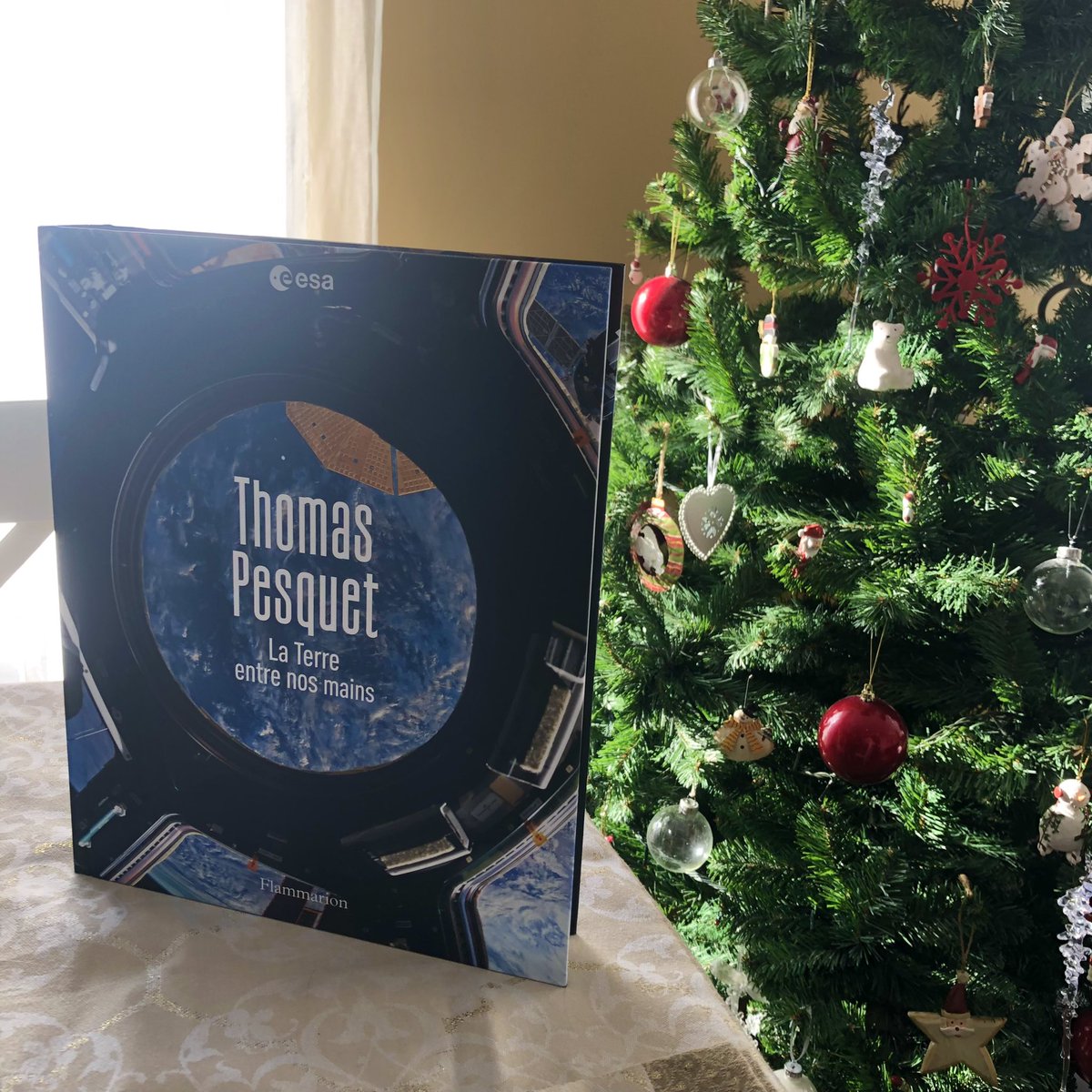 Quel bonheur de trouver sous le sapin ce livre <a href="/Thom_astro/">Thomas Pesquet</a> 👨‍🚀✨📷

Les images et les commentaires sont magnifiques, le noir de l’espace est très bien représenté. Merci papa Noël ! 🎅😁