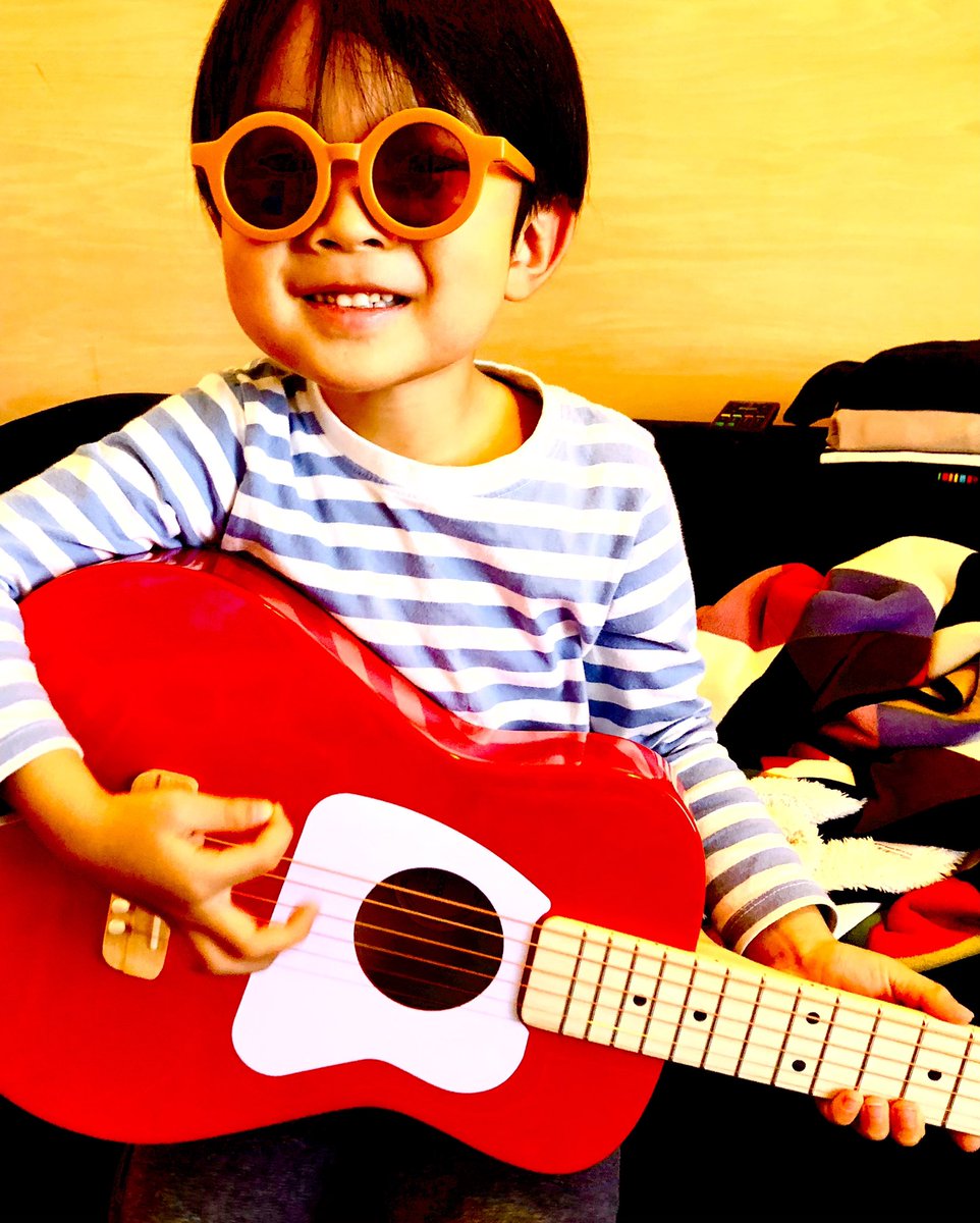 bandai13's tweet image. 今年のプレゼントは、赤いアコースティックギター。#Loog