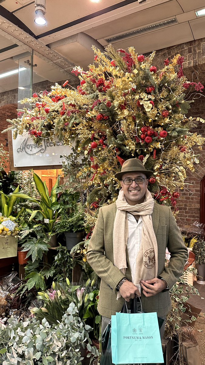 docvish's tweet photo. Happy holidays , Merry Christmas &amp; best wishes for a wonderful Festive Season to one and all , in 🇬🇧 and and far afield . With humility and gratitude #MerryChristmas #OrganicApoteke @OrganicApoteke  @NitashaBuldeo #nitashabuldeo https://t.co/g8HP7hxDrb