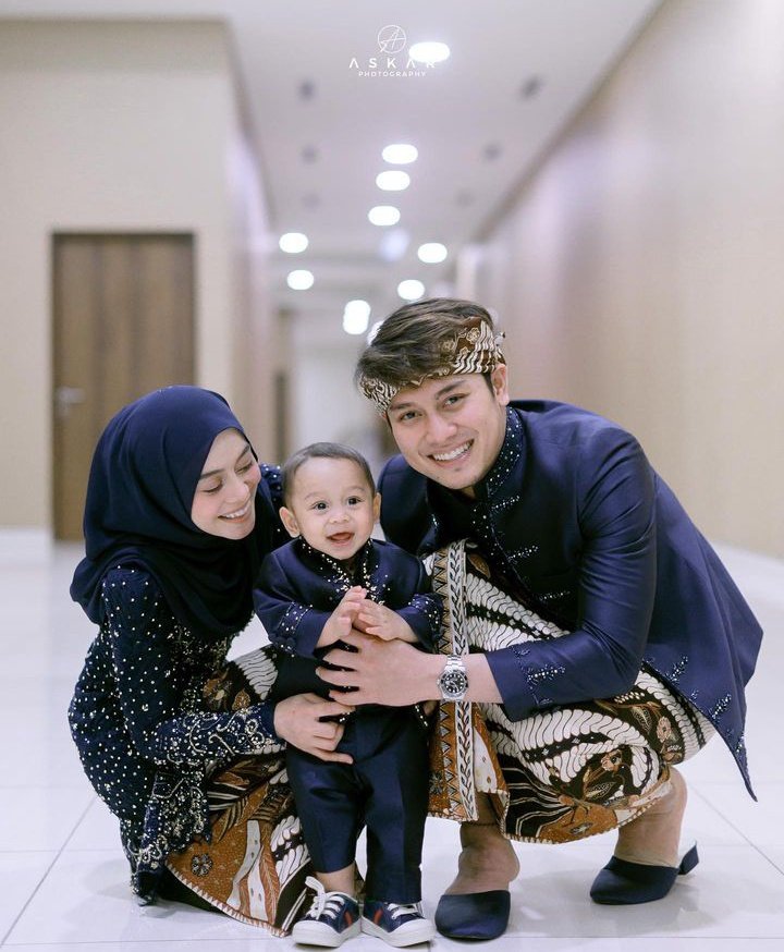 taatatatataa's tweet photo. happy Sunday  dari keluarga #LesLar papa @RizkyBillar bunda @Lesti_Jenong_DA dan yang sebentar lagi ulang tahun abang L ❤️❤️❤️

#happyLday #AlFatihBirthday
#LesLar https://t.co/26uzhGr5pf