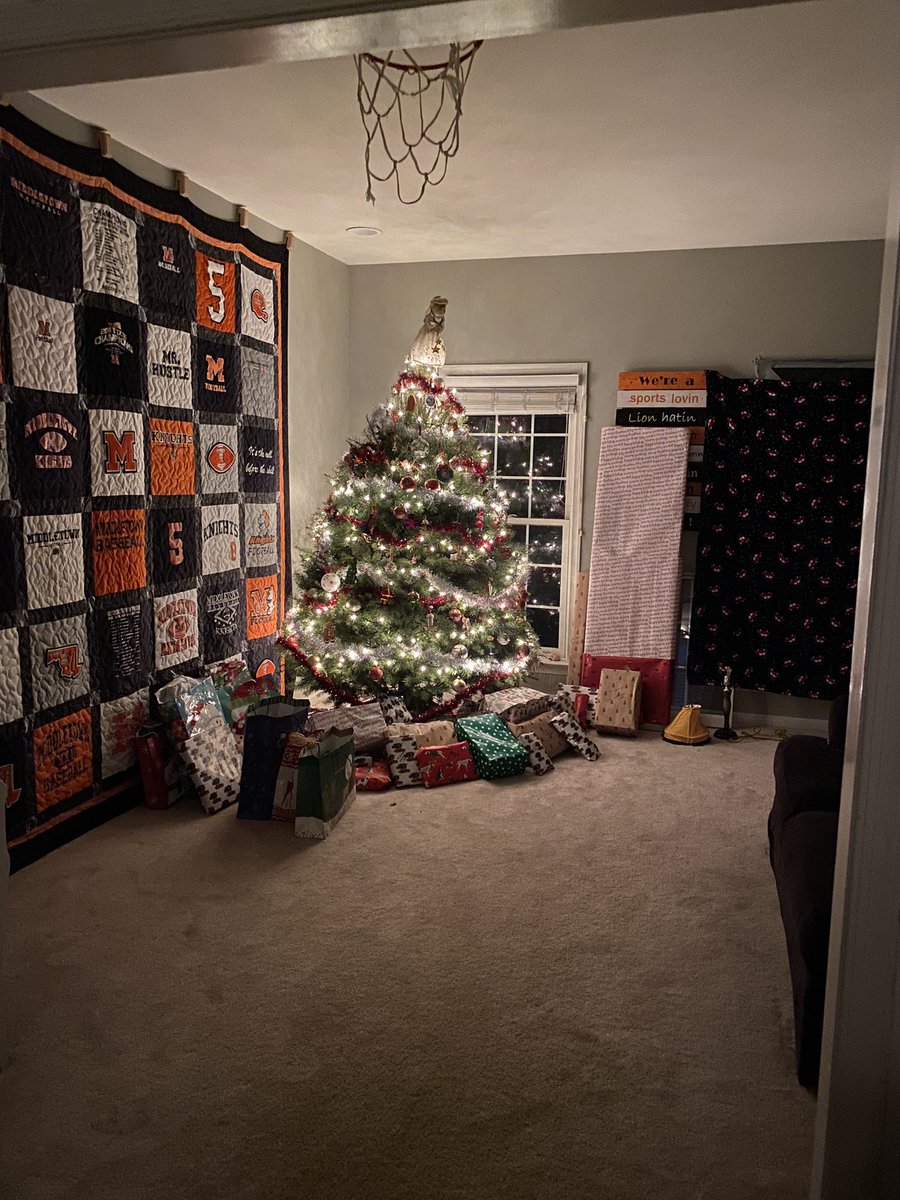 knightrover's tweet photo. @notthefakeSVP #showsvpthetree https://t.co/It5mF5kHls
