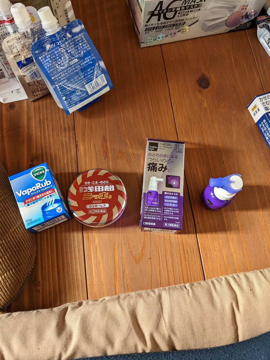 ROY_FOCKER's tweet photo. コロナ陽性3日目の夜になって、ようやく鼻水、タンなどがおちついてきた。
喉は飲み込むとまだ痛い。熱は相変わらず38。でもしんどくない。

のど飲み込めないヒト。のどぬーるが人気で品切れ、マツキヨ同じ成分のスプレーを買ってきてもらう。あまりにも痛い時一瞬だけど飲み込めるようになる。 https://t.co/75rd72XL0F