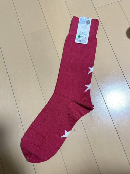 東サラカラーに近い星柄付きの靴下あったから買ったオサレ 