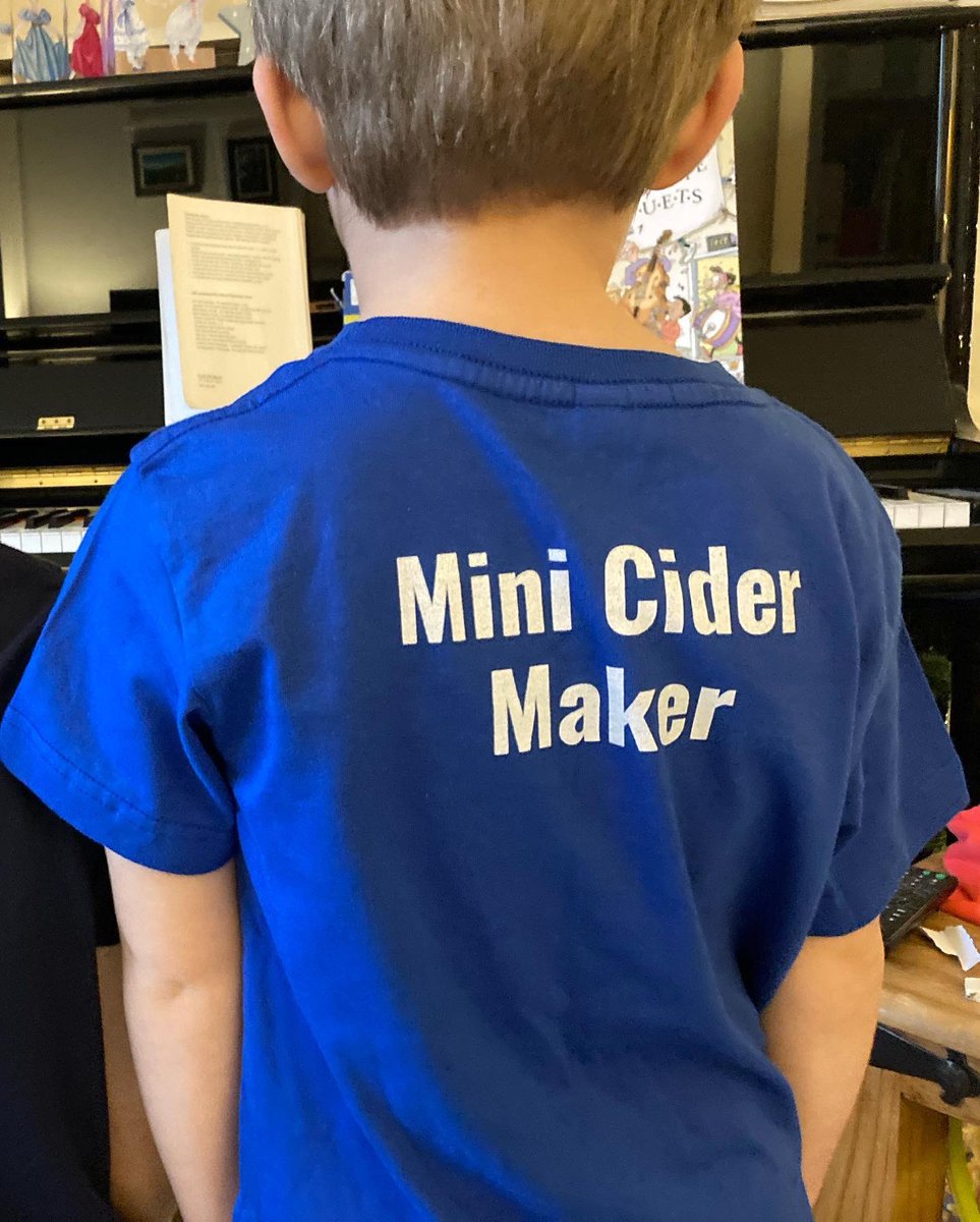Santa delivered some #BeetleHillCider merch’ to the #BeetleHillKids this year…

Merry Xmas to all cider drinkers and apple lovers out there - even the mini ones!

#microcidery #minicidermakers #realciderforchristmas 

🍎🍎🍏🍏🍎🍎🍏🍏