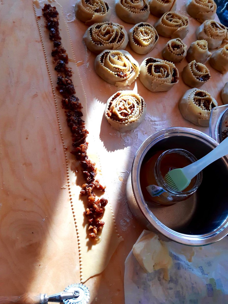 calabriaonline's tweet image. La saga del #NataleInCalabria continua. Come resistere ad una meravigliosa “mpigliolata”, LEI è una dolce unione, è  famiglia, è tradizione, custodisce gusti, umori, fragilità e resistenza, tutto in uno, è la regina delle feste... #BuonNatale #25Dic #Calabria #DolciTipici #Italia