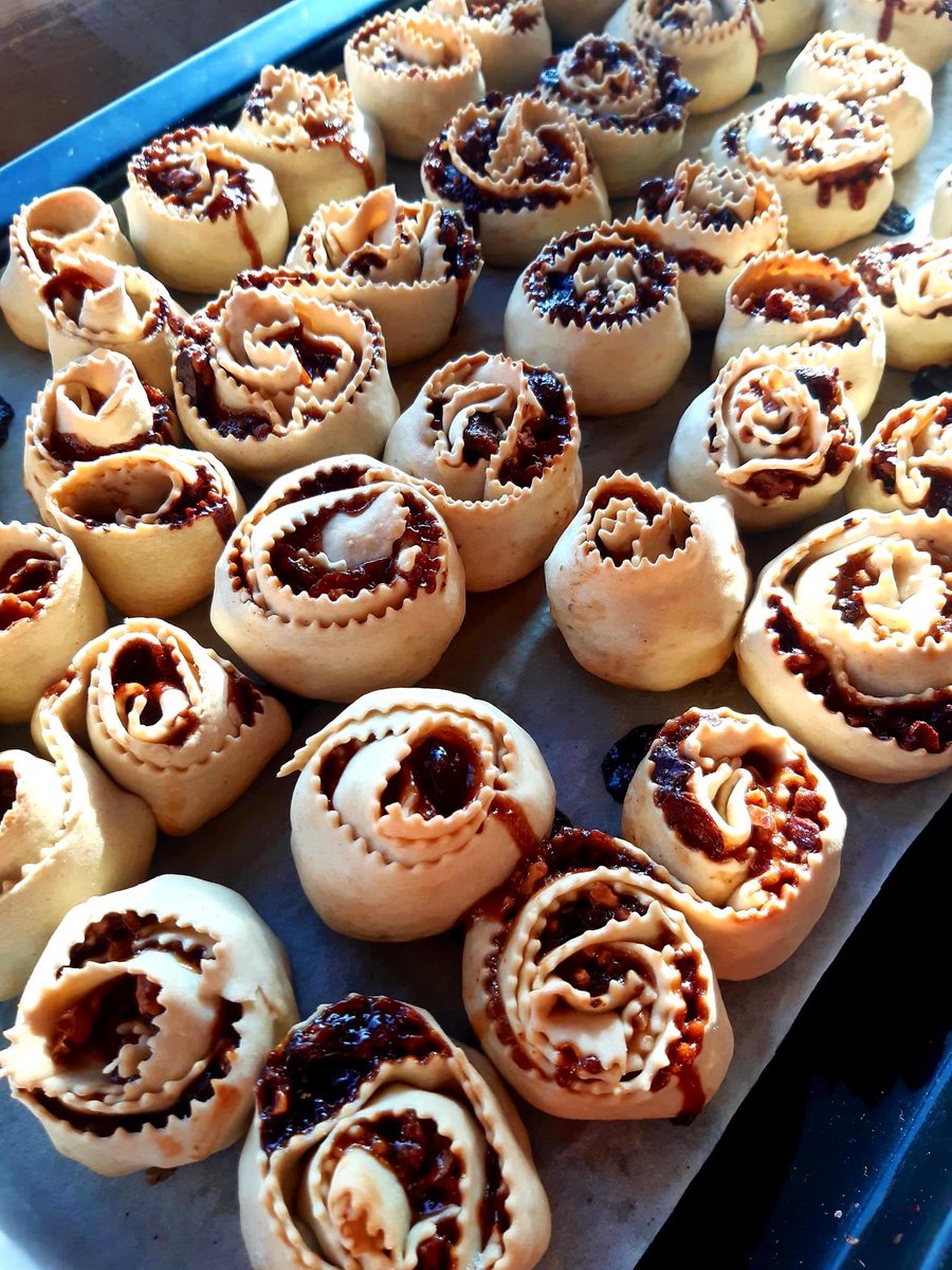 calabriaonline's tweet image. La saga del #NataleInCalabria continua. Come resistere ad una meravigliosa “mpigliolata”, LEI è una dolce unione, è  famiglia, è tradizione, custodisce gusti, umori, fragilità e resistenza, tutto in uno, è la regina delle feste... #BuonNatale #25Dic #Calabria #DolciTipici #Italia