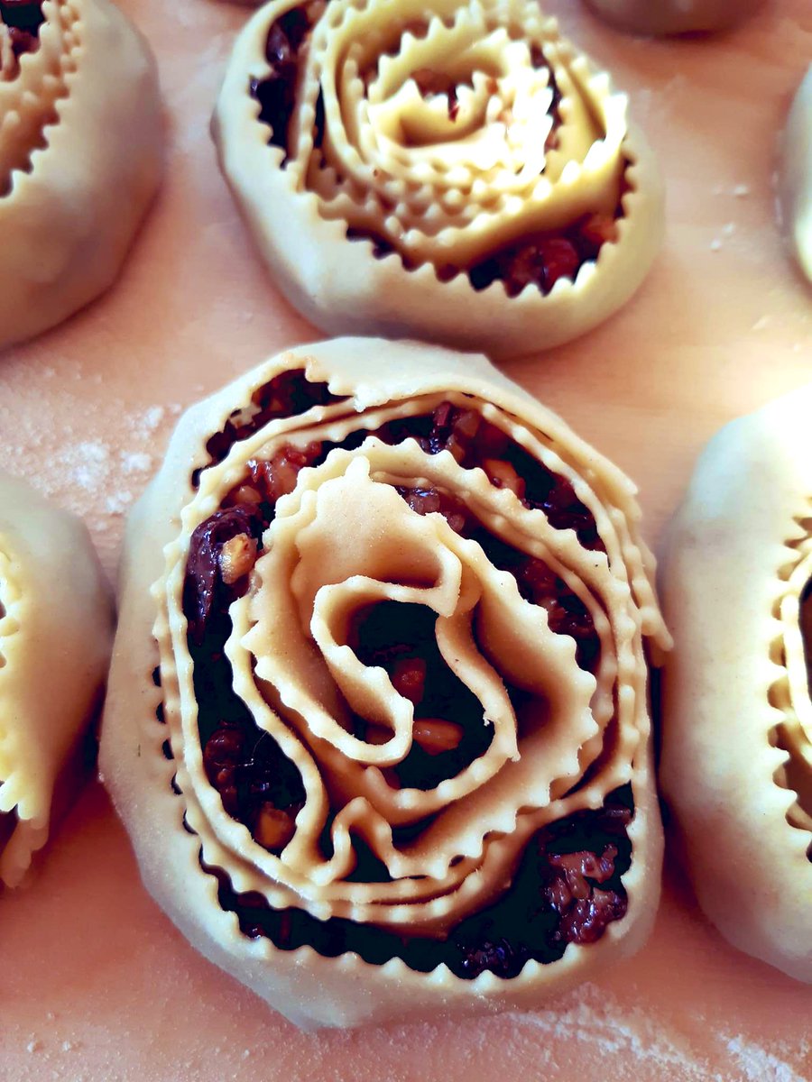 calabriaonline's tweet image. La saga del #NataleInCalabria continua. Come resistere ad una meravigliosa “mpigliolata”, LEI è una dolce unione, è  famiglia, è tradizione, custodisce gusti, umori, fragilità e resistenza, tutto in uno, è la regina delle feste... #BuonNatale #25Dic #Calabria #DolciTipici #Italia