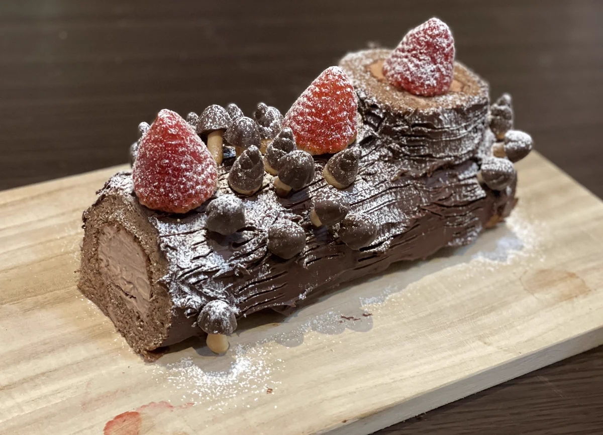 ぴょこぴょこいっぱい生えてきた！？ブッシュドノエルがきのこの原木に。