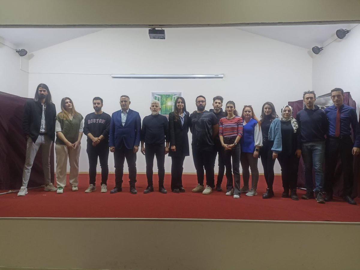 Belediye ve Halk Eğitim Merkezi bünyesindeki öğretmenlerden oluşan tiyatro ekibi ilçemiz
📌Şehit Kaymakam Muhammed Fatih Safitürk Konferans Salonunda
 "Ah Şu Gençler" adlı tiyatro oyununu sahneledi.

<a href="/tcmeb/">Millî Eğitim Bakanlığı</a>
<a href="/recepdogan44/">recep doğan</a>