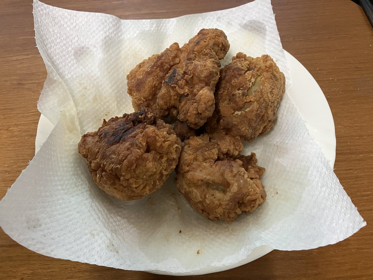 hayamiyaharu's tweet photo. クリスマスは、うまい物を食べる日！フライドチキン超美味く揚がって嬉しい。自分が魔法使いに思える！#フライドチキン https://t.co/vDSurRjxx2