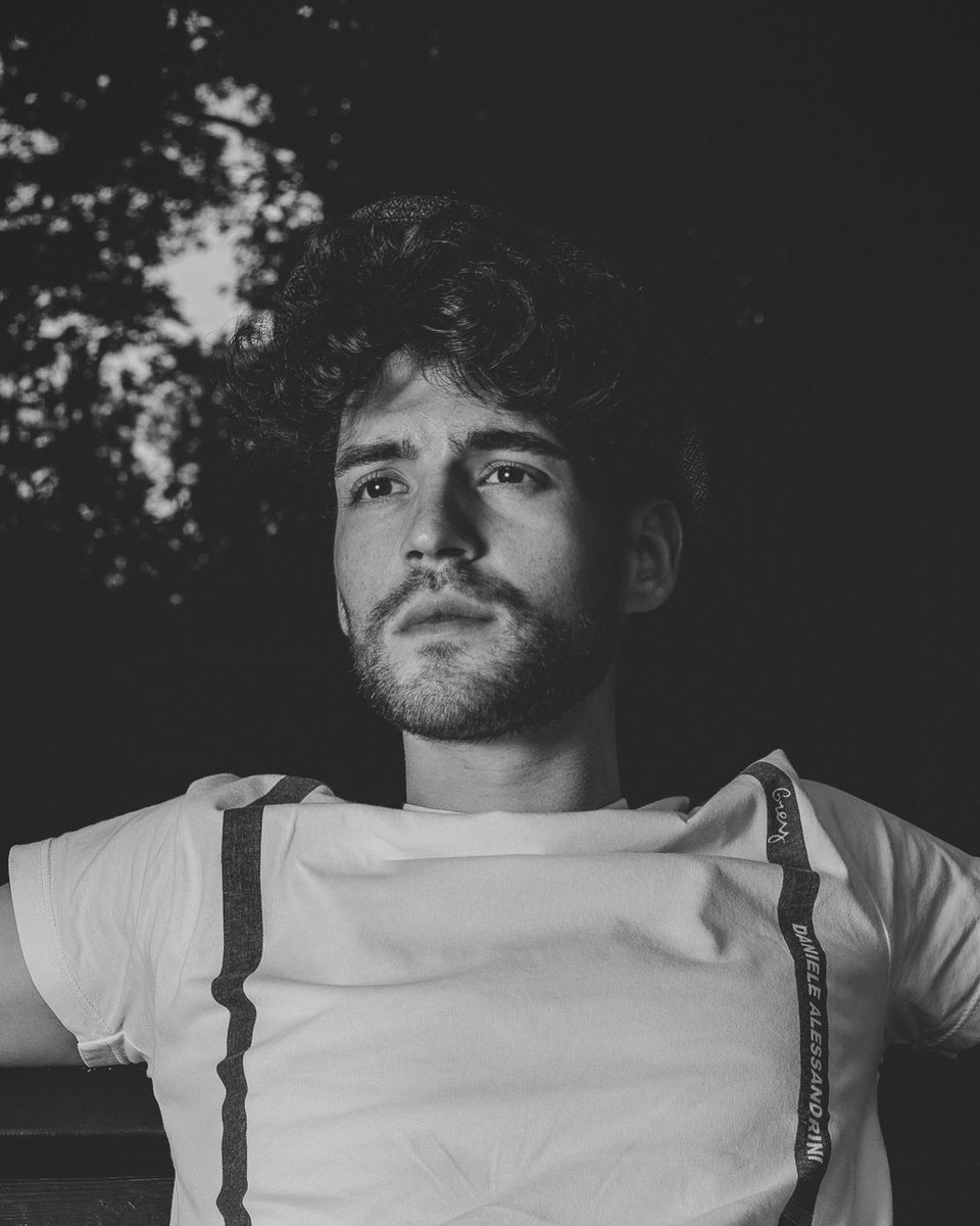 Spero che accanto a voi ci sia almeno un’anima che amate e che vi ama.
Ricordare.
Credo che il Natale sia questo, ricordarsi l’umanità, ricordarsi la solidarietà.
Ricordarsi quanto siamo fortunati ad avere cibo e qualcuno con cui condiviverlo 🫂
Ricor Datevi.
Buon Natale Anime 🌻