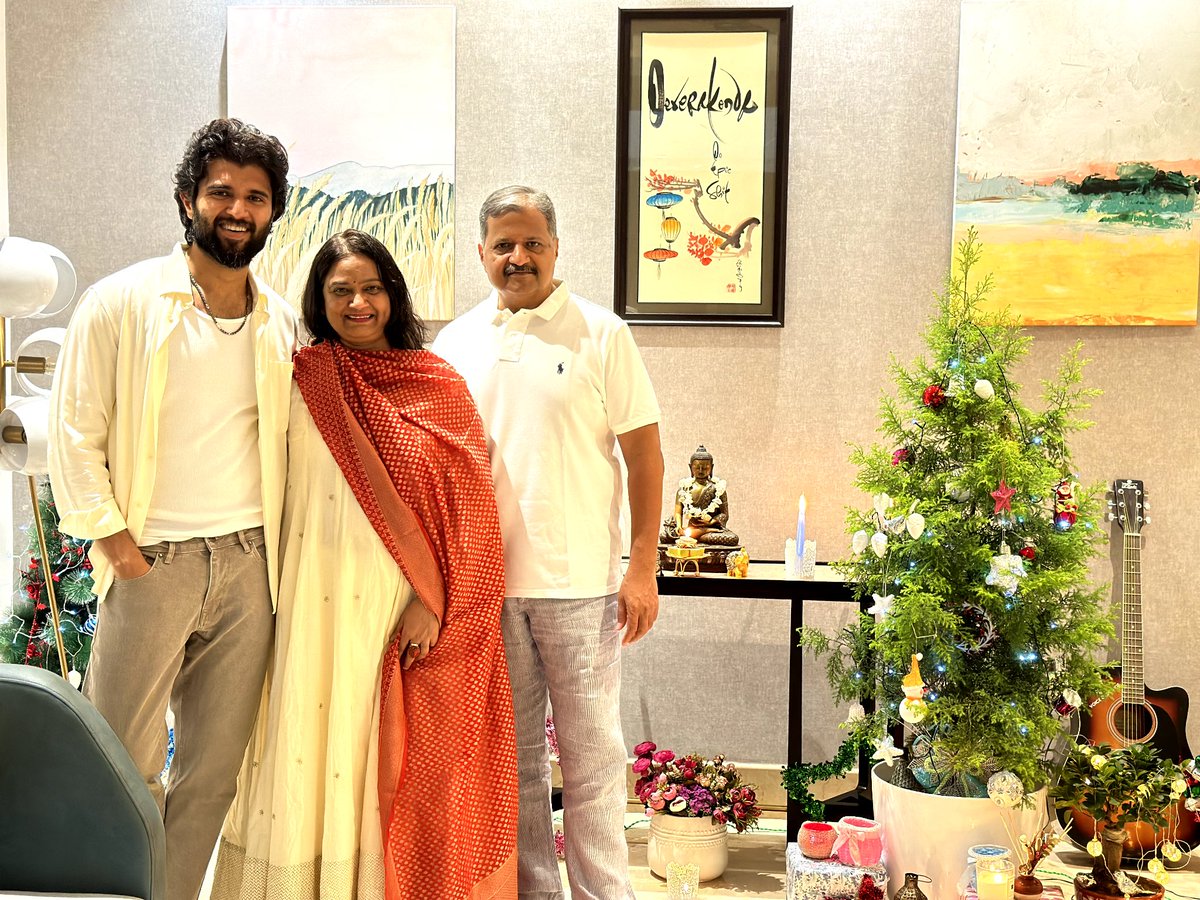 TheDeverakonda's tweet photo. Mummy just needs a reason to decorate the house and celebrate 🥰

Happy Christmas my loves ❤️ https://t.co/mgLd18qhzw