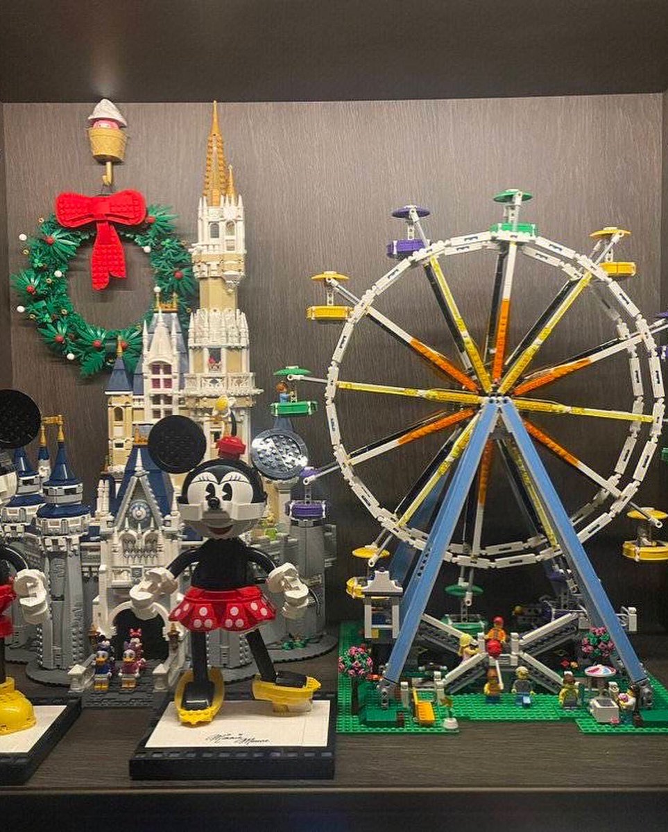 Ailun991's tweet photo. The combination of Disney castle and Ferris wheel is yyds, with Christmas garlands and festive atmosphere.#life #Christmas Day #evening  #Twitter https://t.co/I8AhW0mpuU