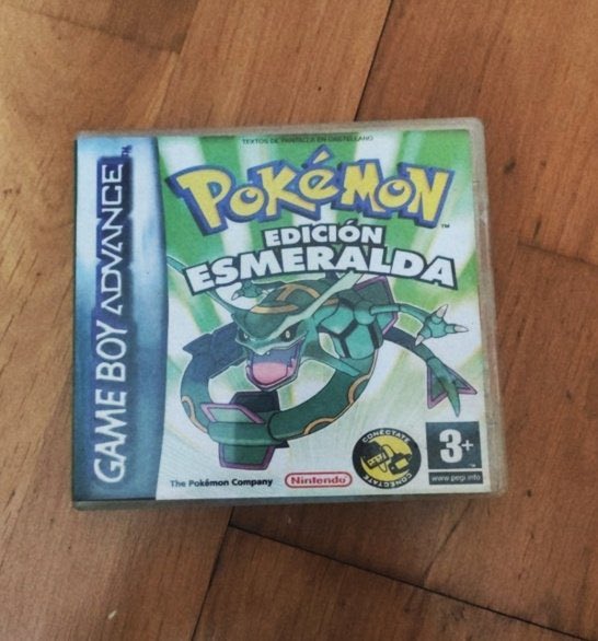 suja_gg's tweet photo. Tienes 9 años y te levantas el día de Navidad. Debajo del árbol tienes el Pokémon Esmeralda. Te pegas todo el día jugando en pijama. Eres feliz. https://t.co/oEDlDxruro