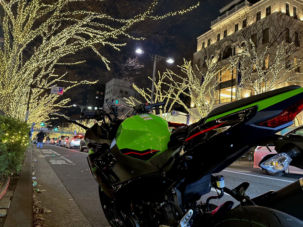 h2___x2's tweet photo. #NINJA400 × #表参道イルミネーション
バイクだと駐車スペースが空いていて◎ 
オドメーター1000kmを目指していたものの帰りに走り足りなくて寄り道したら大幅にオーバー😂
#rsタイチ の #eヒート がめちゃくちゃ暖かくて2日間快適に新車慣らしツーリングができました😆👍 https://t.co/kP36RhsDdH
