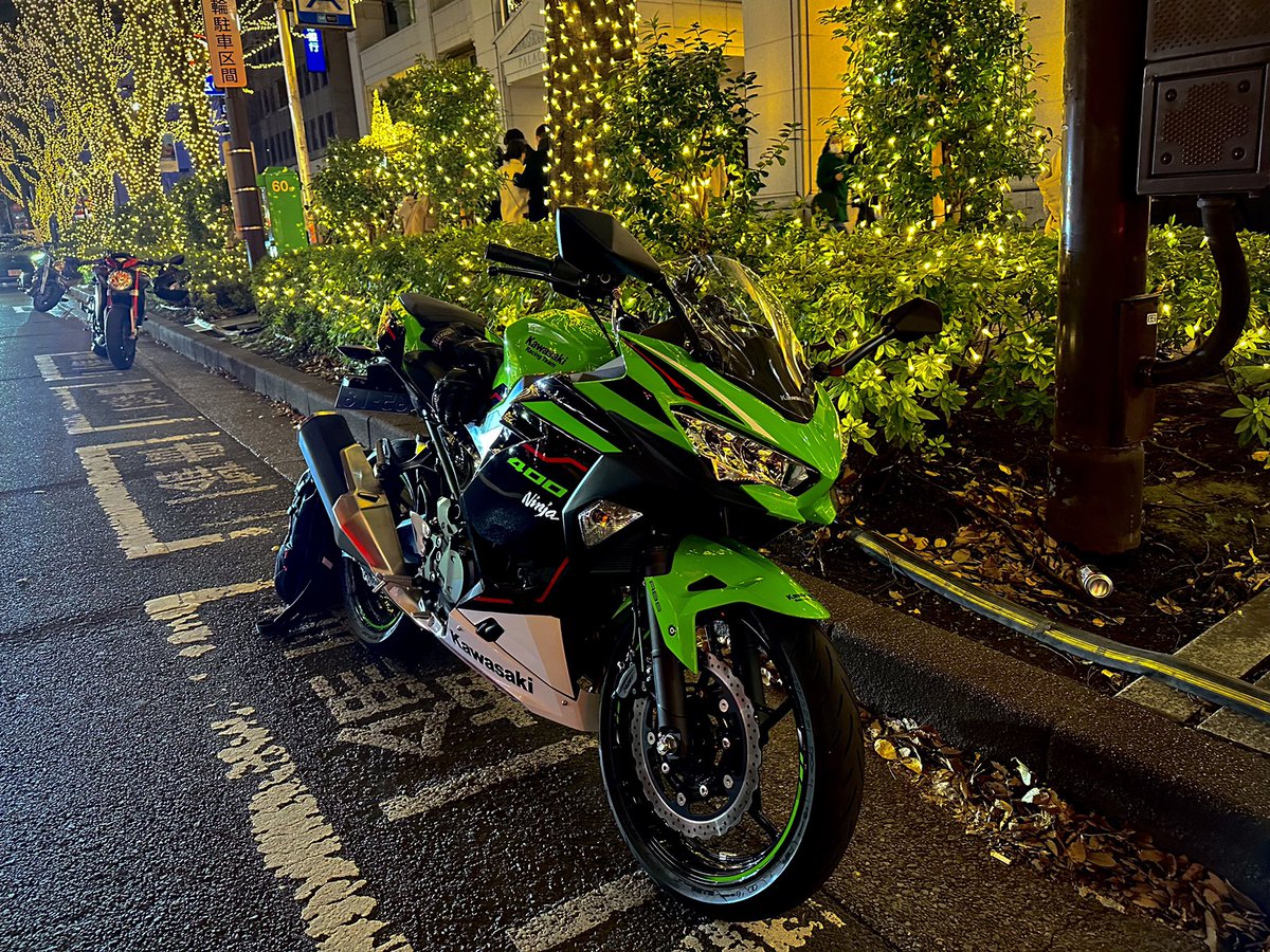 h2___x2's tweet photo. #NINJA400 × #表参道イルミネーション
バイクだと駐車スペースが空いていて◎ 
オドメーター1000kmを目指していたものの帰りに走り足りなくて寄り道したら大幅にオーバー😂
#rsタイチ の #eヒート がめちゃくちゃ暖かくて2日間快適に新車慣らしツーリングができました😆👍 https://t.co/kP36RhsDdH