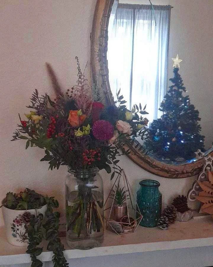 Happy Christmas y'all 🥰

Thanks to @lesfleursbristol for the lovely flowers 💚 instagr.am/p/Cmlv8x-MIlz/