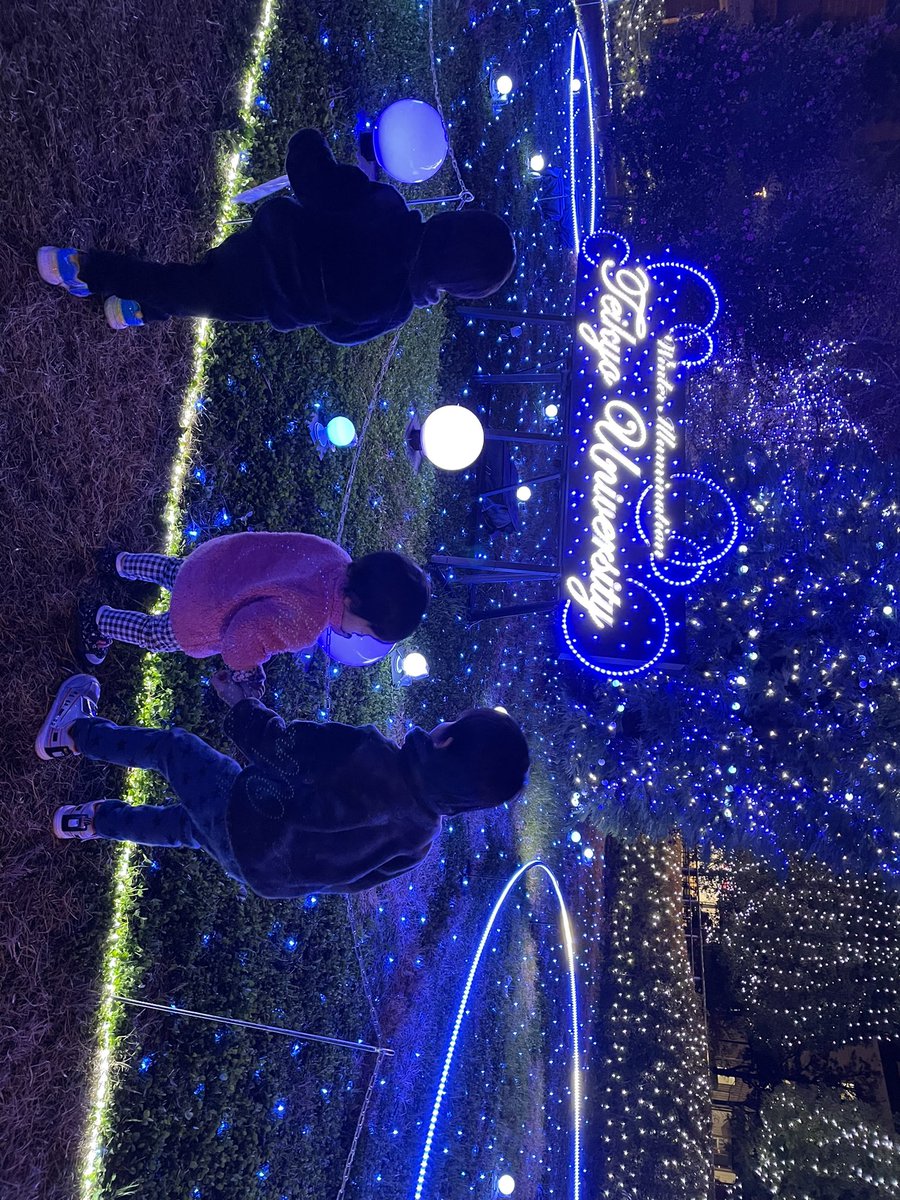 kunishigemasui's tweet photo. 今年も、板橋の帝京大学のイルミネーションに行ってきました！
子供たちの今年のベストショットが撮れました！ https://t.co/idQN00MZTo
