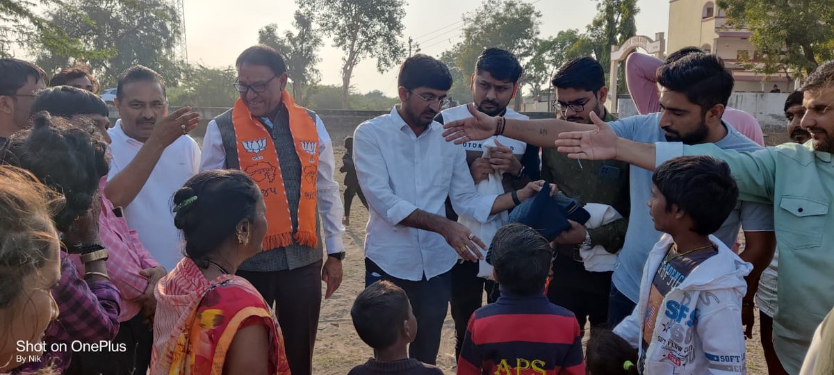 jigar_bpatel's tweet photo. પરમ શ્રદ્ધેય શ્રી અટલ બિહારી વાજપાઈજીની જન્મજયંતી નિમિત્તે અટલ સેવા અભિયાન અંતર્ગત મહેસાણાના ધારાસભ્યશ્રી મુકેશભાઈ પટેલ પાસેથી મળેલ સાલ ગરમ કપડાનું દાન જરૂરિયાતમંદ ગરીબોને વિતરણ કરાયું @svgrybgujમહેસાણા જિલ્લા સંયોજક @jigar_bpatelતેમજ યુવા કાર્યકરો સાથે જોડાયા
#AtalSeva 
#svgryb https://t.co/s8lP0jEUtC
