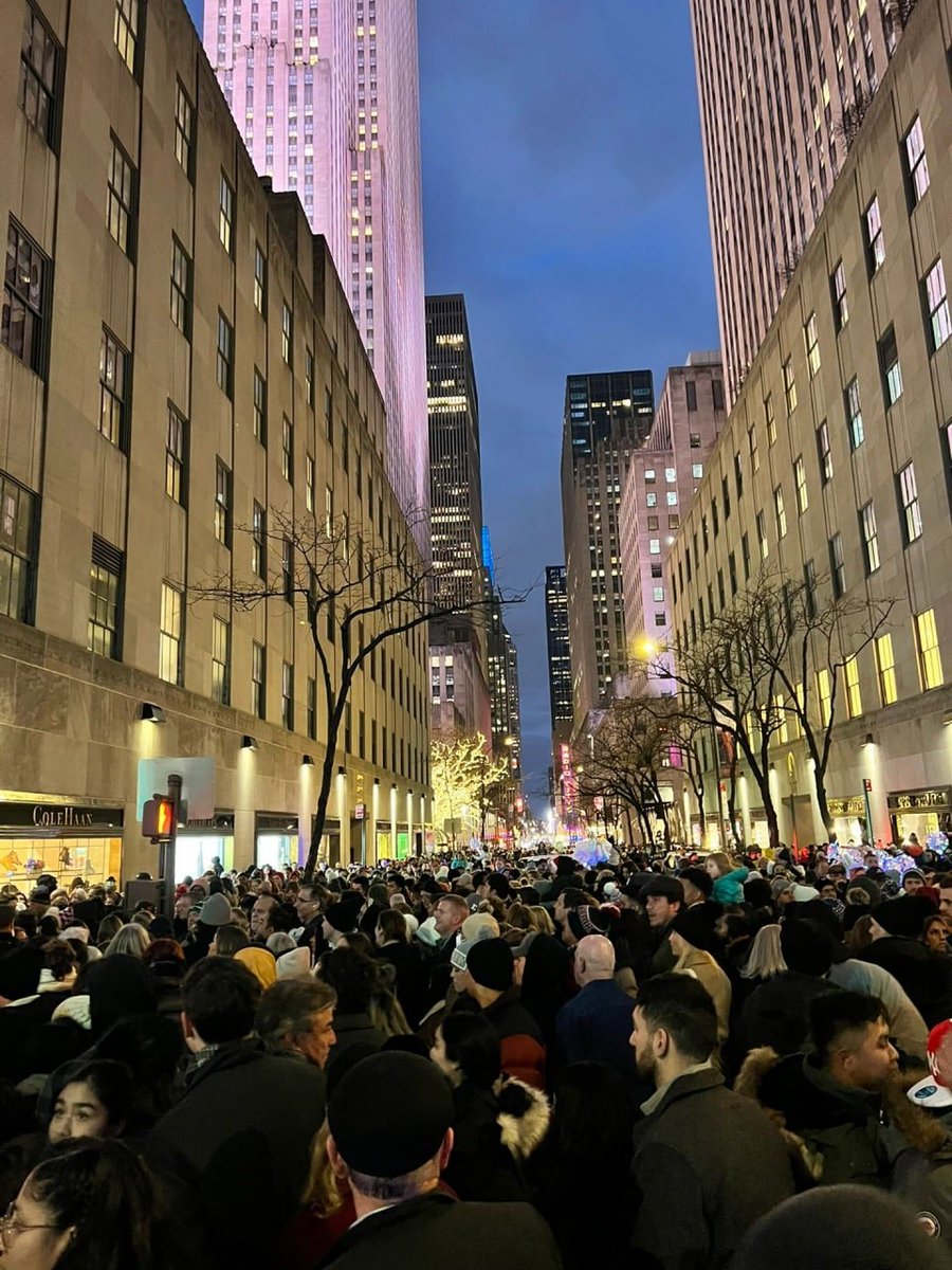 Everyone started to wake up to the Christmas spirit last night😂😂