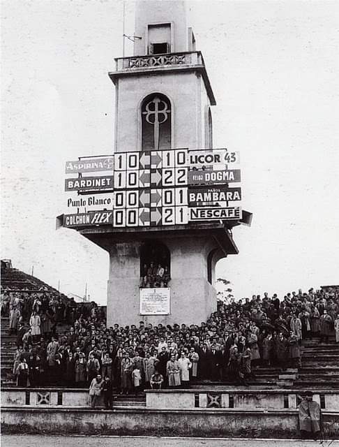 Feliz Navidad a todos los deportivistas. Ahí estamos bajo nuestro árbol, contra todo.
No sé el nombre del autor de la foto.
@RCDeportivo #torremaratón #gradadegeneral #estadioderiazor