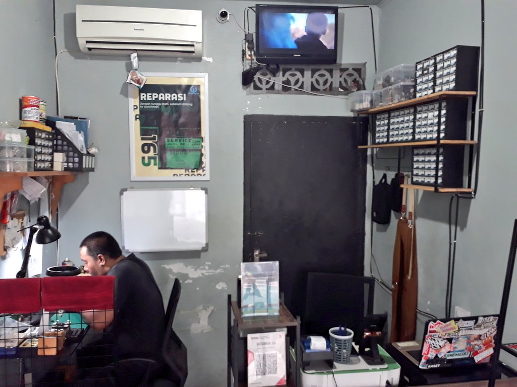 ardiwilda's tweet photo. Tempat service jam yg saya suka cerita di baliknya.

Thn 2018, pemilik usaha ini berpulang. Anaknya (Mas Aldo), mutusin mundur dari pekerjaannya buat nerusin tempat service ini.

Dia ikhtiar supaya tokonya relevan sama zaman. Manisnya, tetap ada foto ayahnya sbg pengingat ❤ https://t.co/VOeJSTHbjC