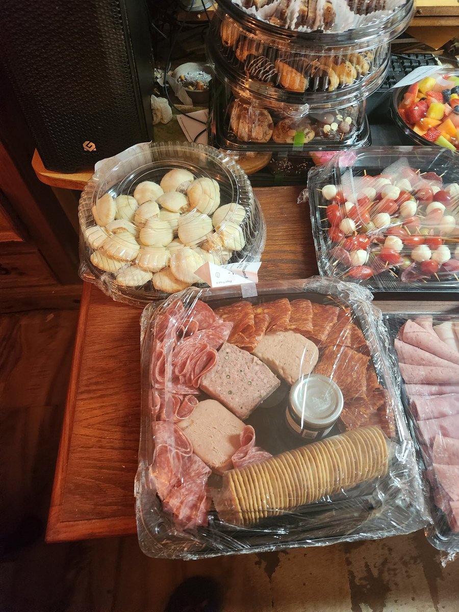 malaki64's tweet photo. J'sais bien que votre TL doit etre remplie de ca mais... Joyeux noel! Comment s'est passé votre réveillon? Pour ma part ça a été chez mes parents à manger notre traditionnel buffet. (Bon y'en reste encore pour 3 jours à en manger mais bon détail) https://t.co/sIYyfcCo9d